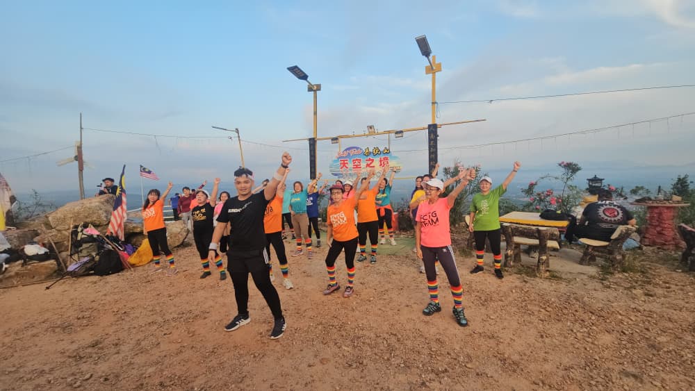 31日见报//我们:配合国庆日,来自彭亨关丹的巫裔健身操导师携手华裔学员,再度走入华人庙宇拍摄短片,并登上森美兰马口泰梳山高唱《Tanggal 31 Ogos》,以行动打破种族隔阂,传递团结的力量