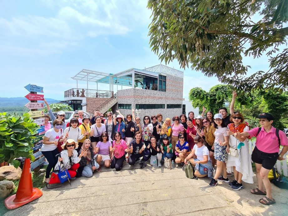 31日见报//我们:配合国庆日,来自彭亨关丹的巫裔健身操导师携手华裔学员,再度走入华人庙宇拍摄短片,并登上森美兰马口泰梳山高唱《Tanggal 31 Ogos》,以行动打破种族隔阂,传递团结的力量