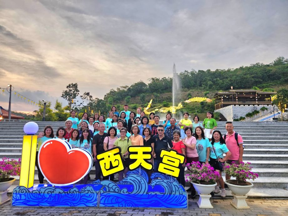 31日见报//我们:配合国庆日,来自彭亨关丹的巫裔健身操导师携手华裔学员,再度走入华人庙宇拍摄短片,并登上森美兰马口泰梳山高唱《Tanggal 31 Ogos》,以行动打破种族隔阂,传递团结的力量