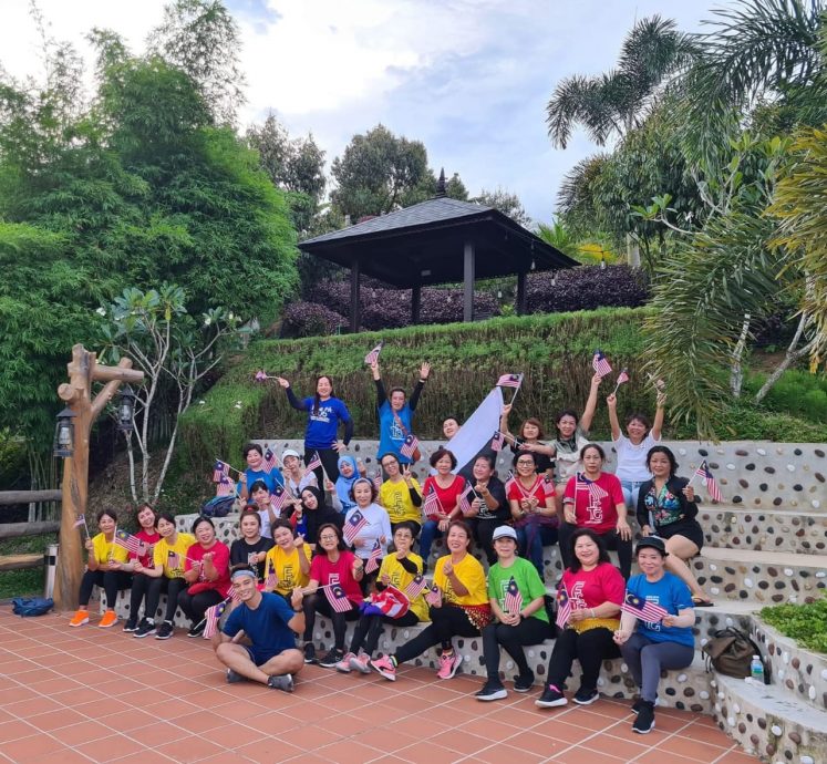 31日见报//我们:配合国庆日,来自彭亨关丹的巫裔健身操导师携手华裔学员,再度走入华人庙宇拍摄短片,并登上森美兰马口泰梳山高唱《Tanggal 31 Ogos》,以行动打破种族隔阂,传递团结的力量