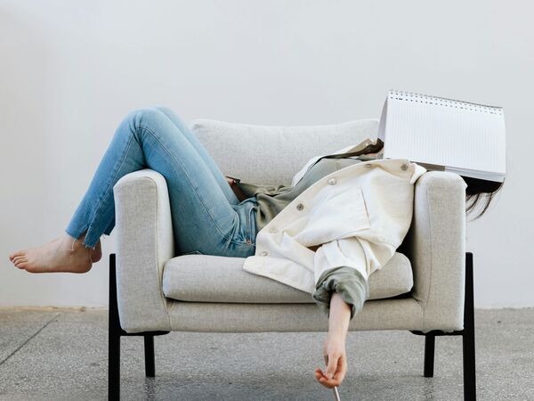 38岁学霸女啃老8年“每月拿钱追星”　70岁父不敢退休