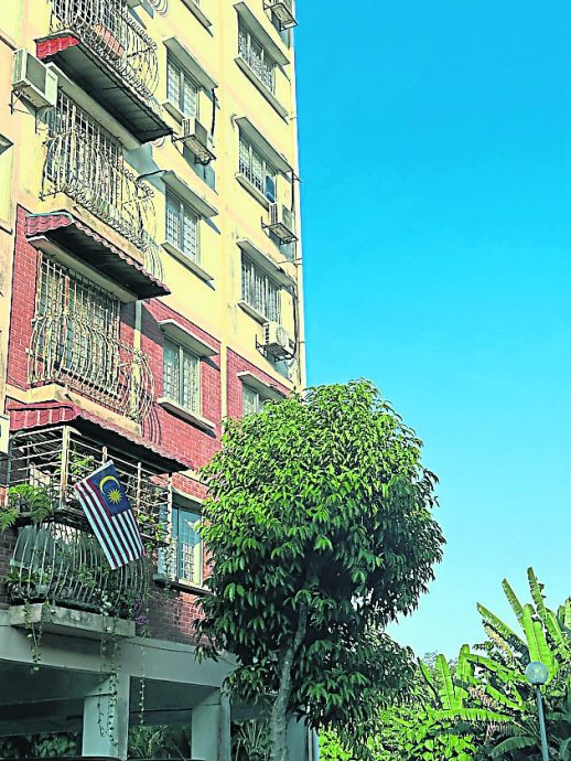 3岁男童坠楼案:警方已召3人录口供