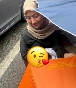 4把雨伞当产房 孕妇路边分娩 路人都来接生