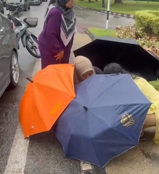 4把雨伞当产房 孕妇路边分娩 路人都来接生