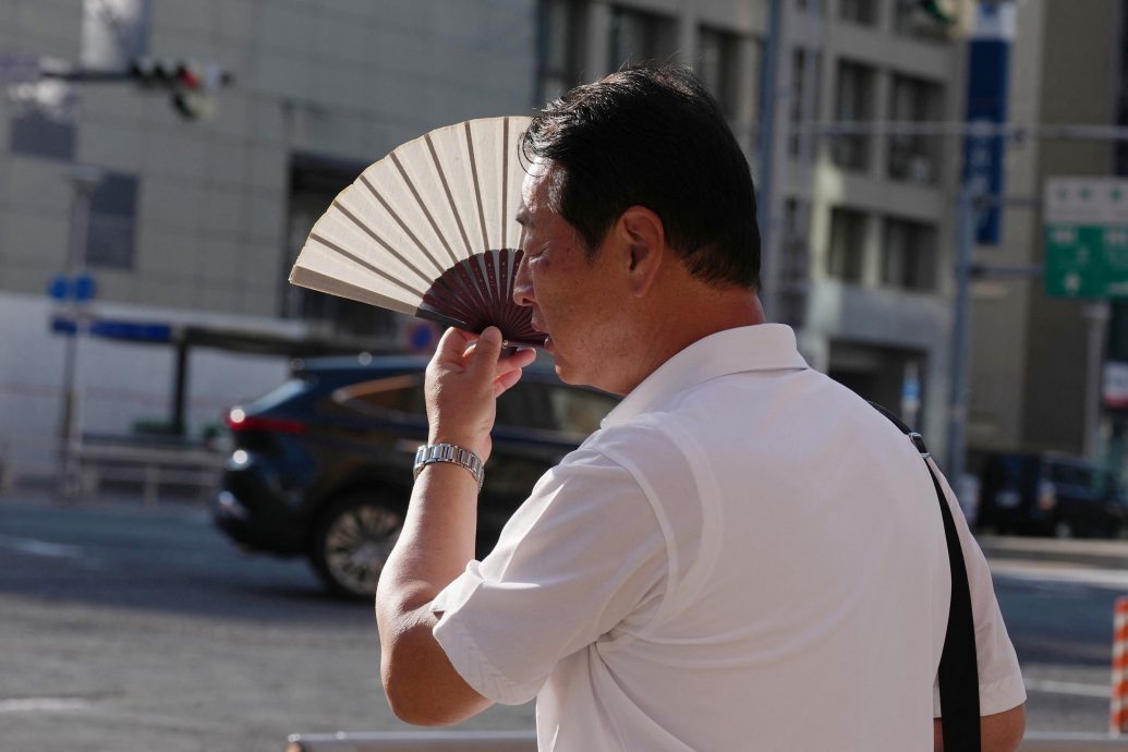 72岁老父喊没钱“拒开冷气”热死！　儿翻出3本存折一看更心痛