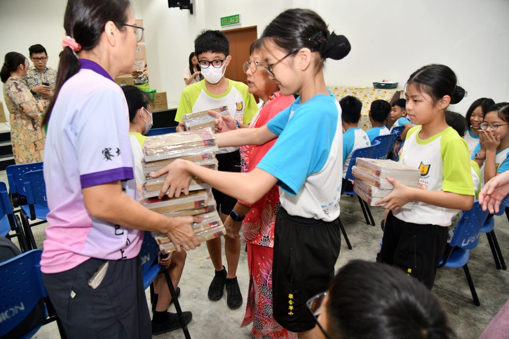 本报活动：宝马集团赠2.2万本练习簿 7华小受惠