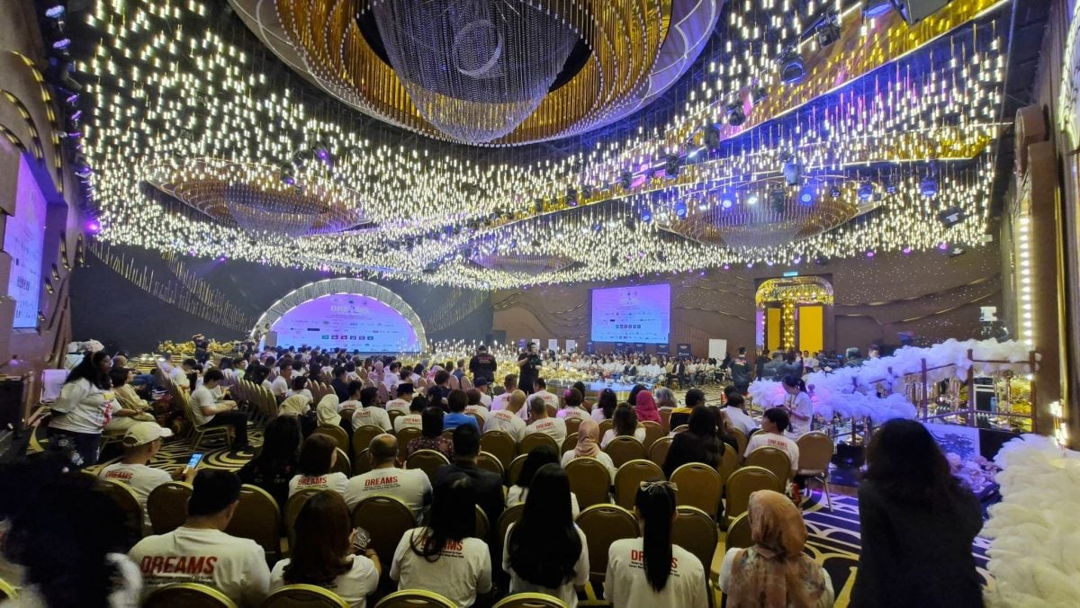 96位“抗癌女王”登台 传递生命最美力量