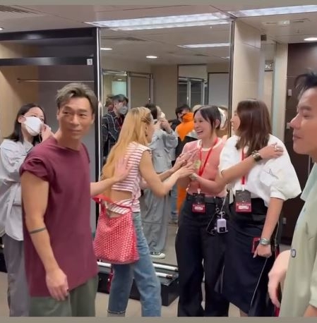 Big Four与老婆“全家幅” 郑秀文晒照网喊有爱画面