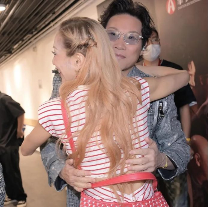 Big Four与老婆“全家幅” 郑秀文晒照网喊有爱画面