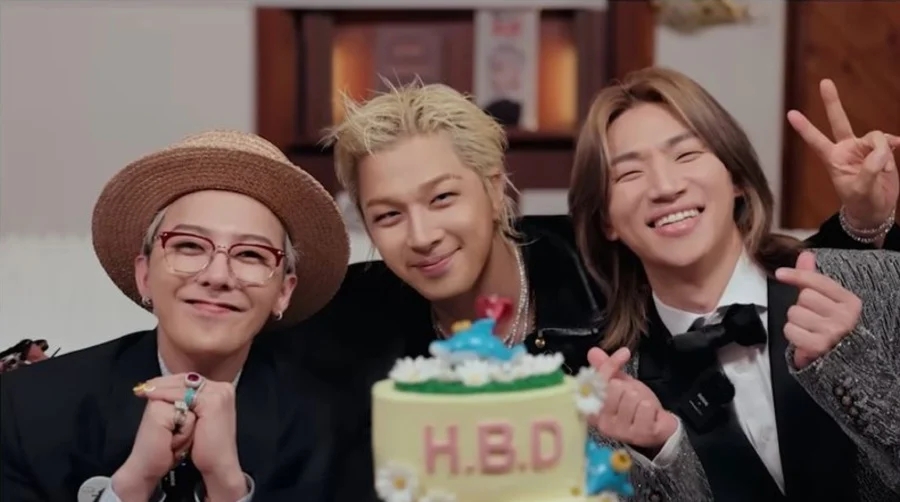 BIGBANG 19周年合体直播 GD揭秘“奶奶头巾”真实功能