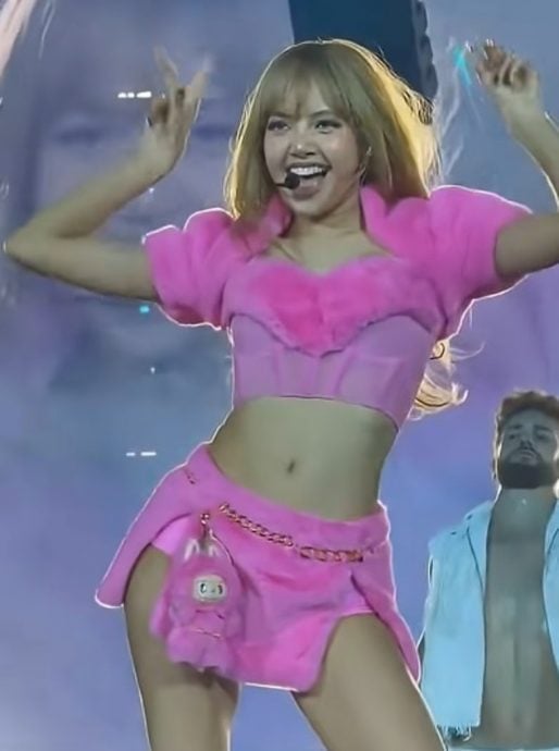 BLACKPINK伦敦开唱 Lisa化身粉红Labubu