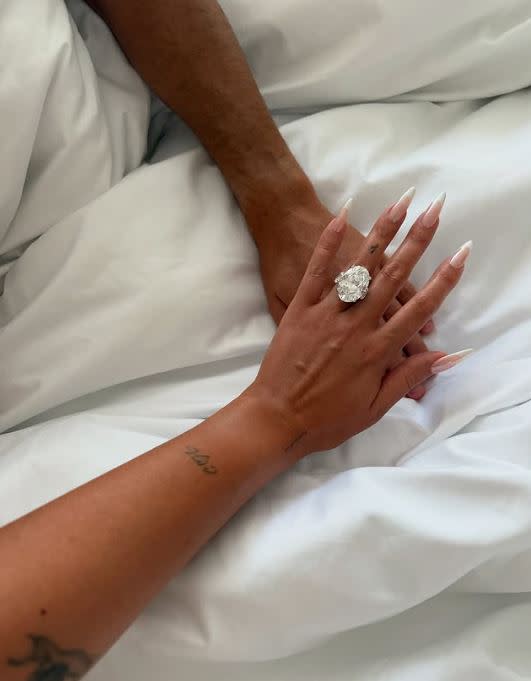  C罗结束9年爱情长跑求婚成功  乔治娜百万巨大钻戒抢镜