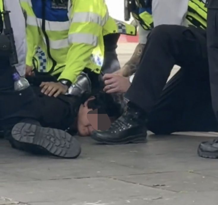  Cosplay持仿真枪惹祸 16岁少年遭警方压地拘捕