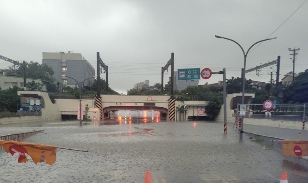 ​台南清晨大雨永康时雨量破百 部分地区淹水、市区干道紧急封闭