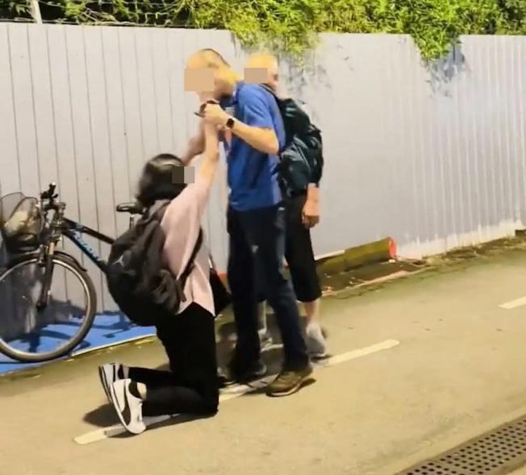 港母当街跪求儿子影片疯传!被赶仍死缠心酸原因曝 网民激赞:好母亲