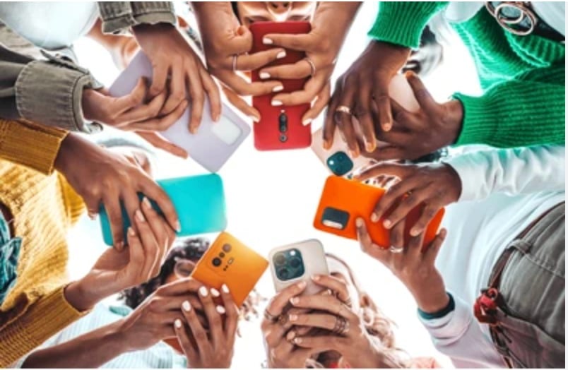 “乌龟颈”还长“富贵包” 现代人为滑手机赔了健康多不值