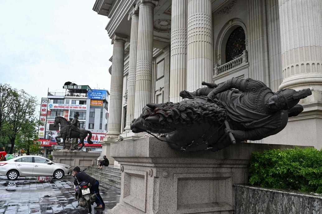 “剑鱼”袭越南3死13伤 树木倒塌阻碍救援进度