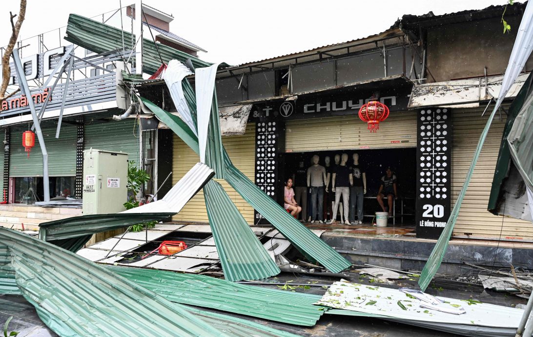 “剑鱼”袭越南3死13伤 树木倒塌阻碍救援进度