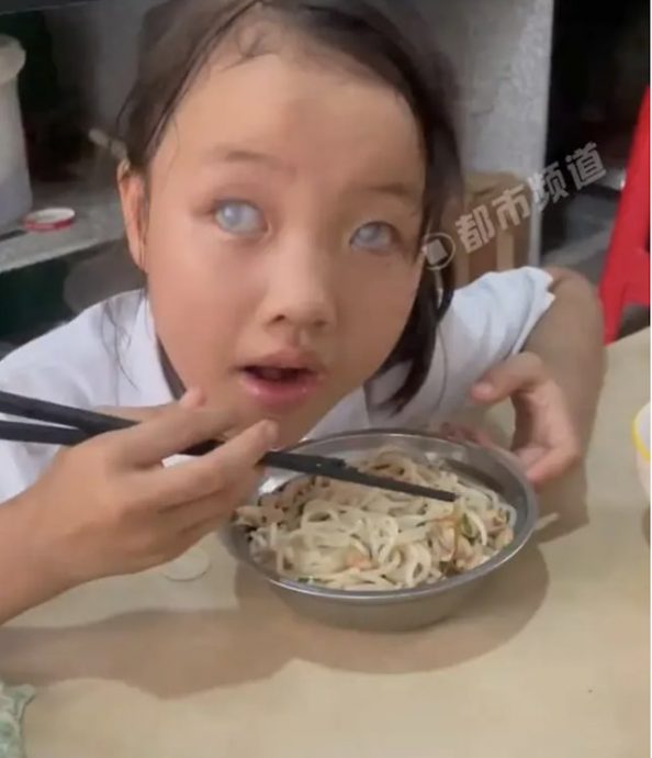 “妈，我几时能看到这个世界？” 失明女童一句话让母泪崩