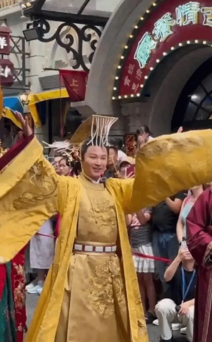 “御用皇帝”现身游乐园打工 郑国霖:养家糊口不丢人!