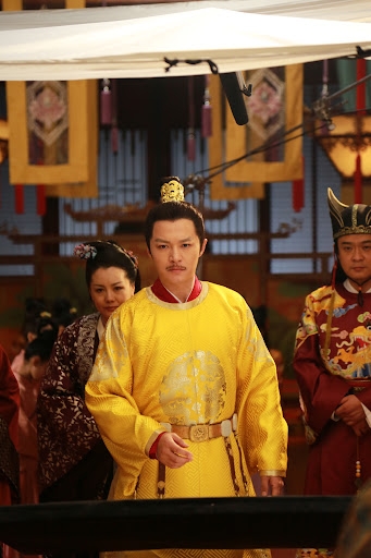 “御用皇帝”现身游乐园打工 郑国霖:养家糊口不丢人!