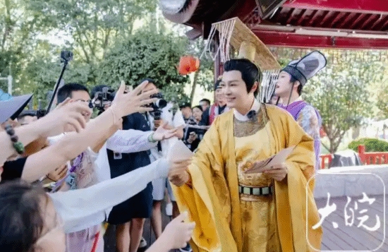 “御用皇帝”现身游乐园打工 郑国霖:养家糊口不丢人!