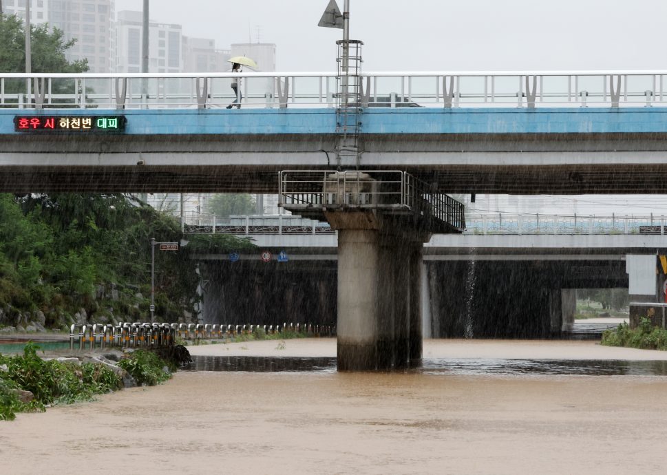 “极限暴雨”袭韩国首都圈 铁道淹水停驶