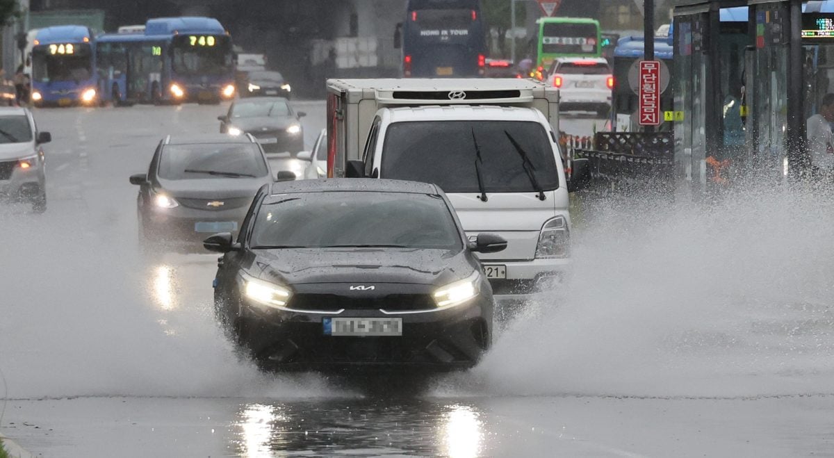 “极限暴雨”袭韩国首都圈 铁道淹水停驶