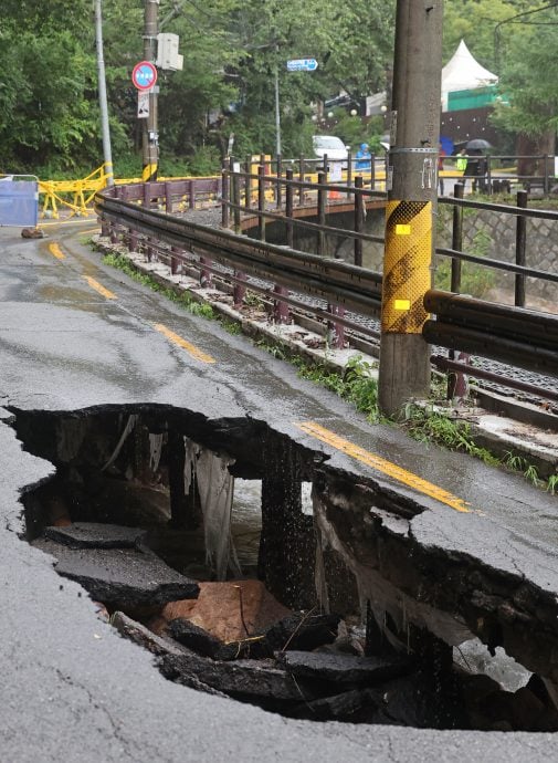 “极限暴雨”袭韩国首都圈 铁道淹水停驶