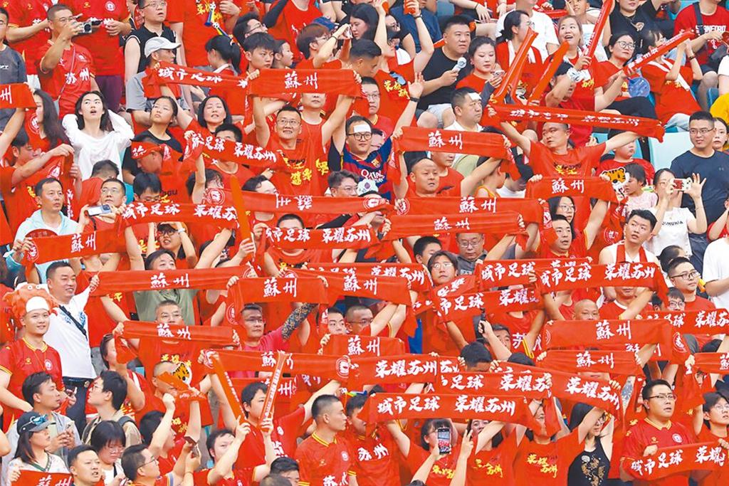 “苏超”不只足球!观赛人潮破百万 95%观众带动周边消费