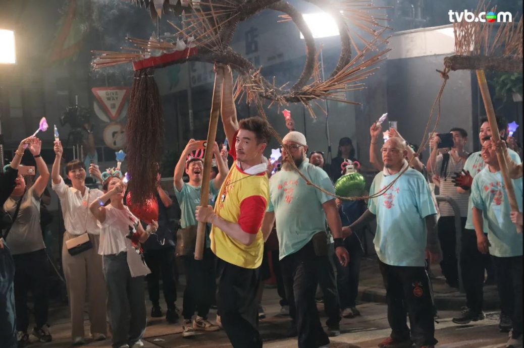 《侠医》首集还原港非遗 陈豪大坑夜舞火龙险“出事”