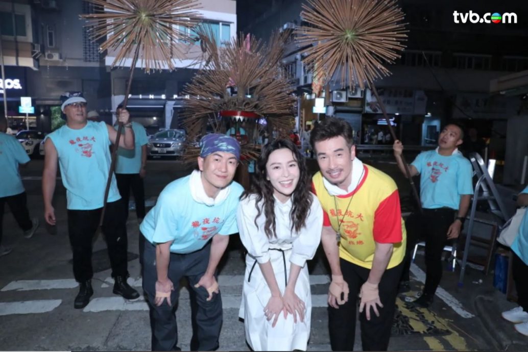 《侠医》首集还原港非遗 陈豪大坑夜舞火龙险“出事”