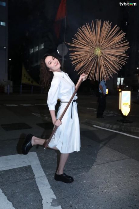 《侠医》首集还原港非遗 陈豪大坑夜舞火龙险“出事”