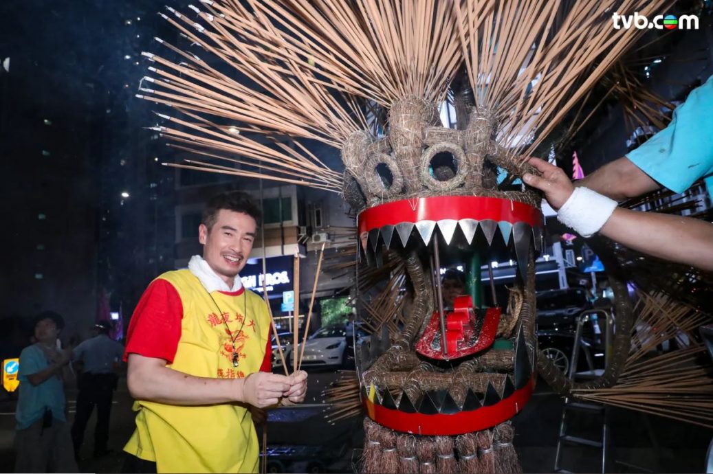 《侠医》首集还原港非遗 陈豪大坑夜舞火龙险“出事”