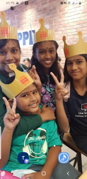 《我们》/印裔父亲的教育选择--不是让她们变成华人 而是成为世界公民