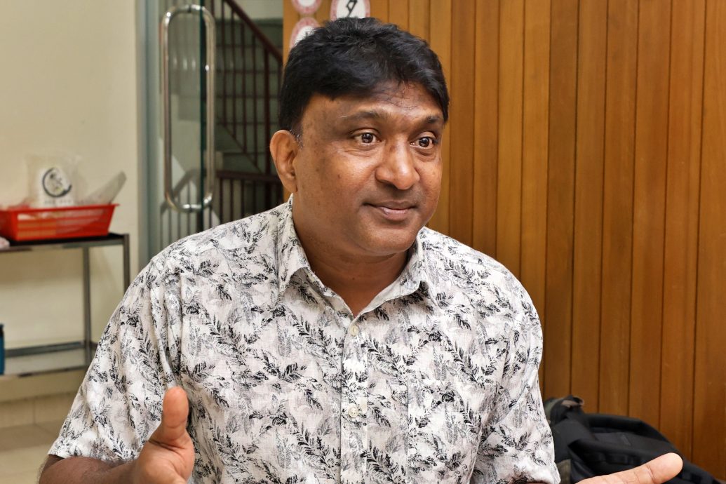 《我们》/印裔父亲的教育选择--不是让她们变成华人 而是成为世界公民