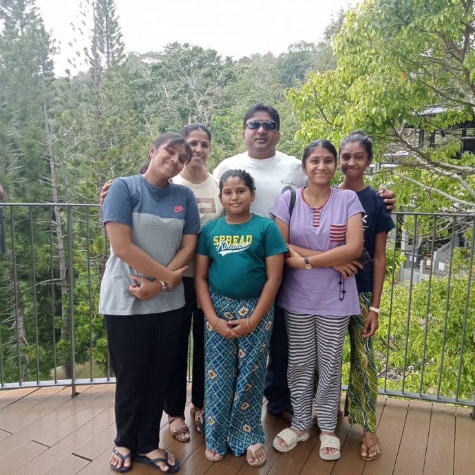 《我们》/印裔父亲的教育选择--不是让她们变成华人 而是成为世界公民