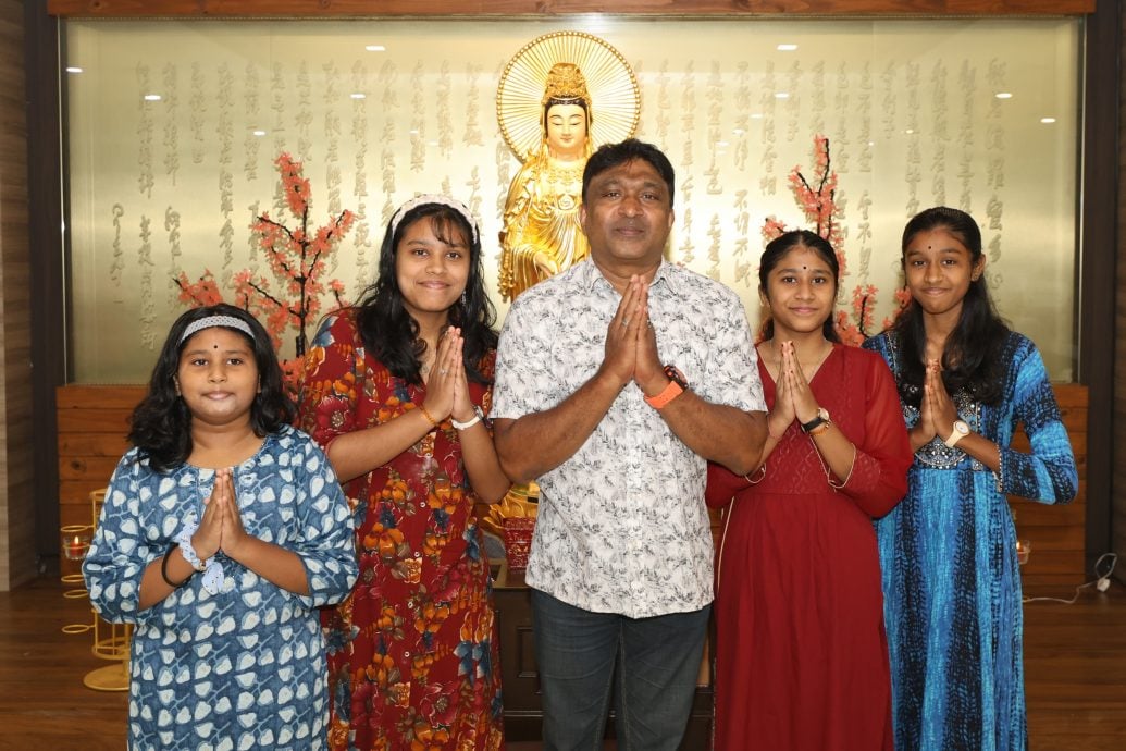 《我们》/印裔父亲的教育选择--不是让她们变成华人 而是成为世界公民