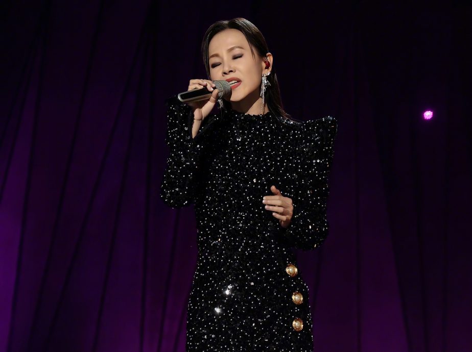 《歌手》总决赛|彭佳慧帮唱变盲唱泪崩 A-Lin意外垫底网骂“被做局”