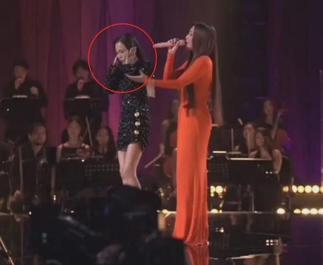 《歌手》总决赛|彭佳慧帮唱变盲唱泪崩 A-Lin意外垫底网骂“被做局”