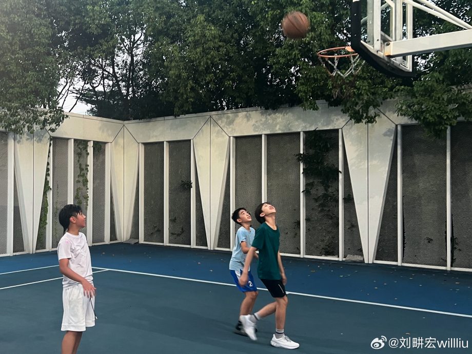 《爸爸去哪儿》3兄弟运动大比拼 刘畊宏忧被“修理”