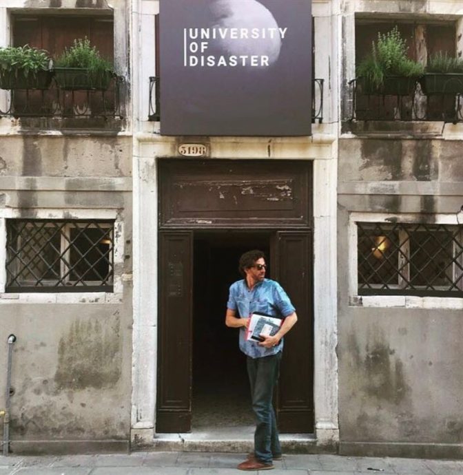 《艾蜜莉在巴黎5》杀青在即传噩耗 副导演片场心脏病发猝逝