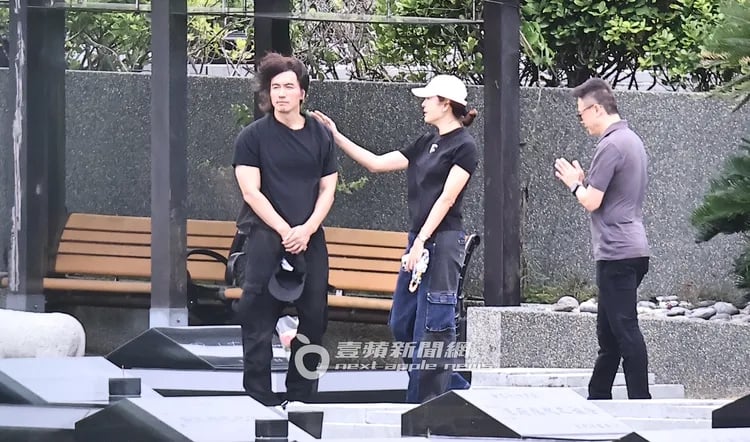 上山悼念大S 言承旭墓前落泪