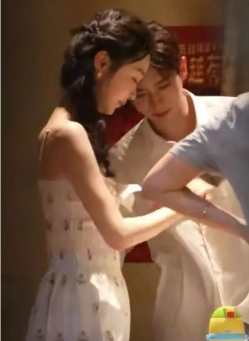 与丞磊亲密互抹奶油 宋轶白敬亭疑情变