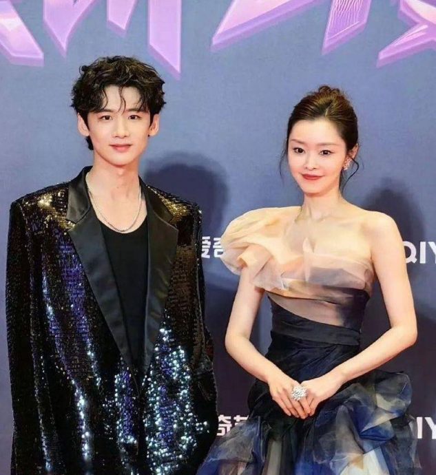 与丞磊亲密互抹奶油 宋轶白敬亭疑情变