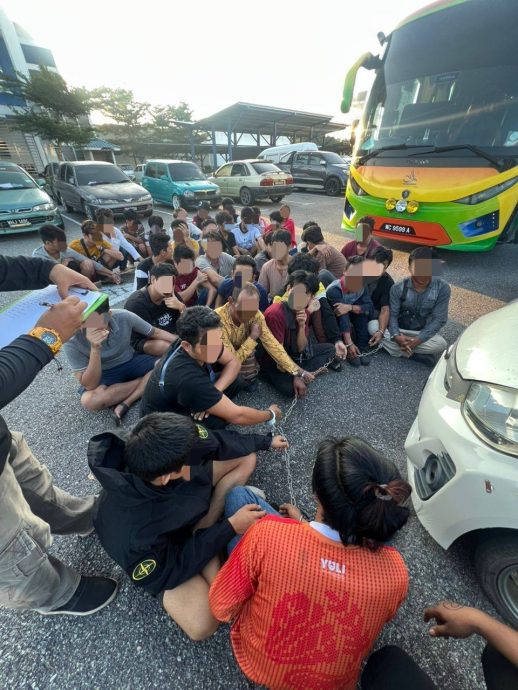 东(已签):普通行动部队今晨在兰斗班让拦下一辆旅游巴士，共逮捕36名非法移民。