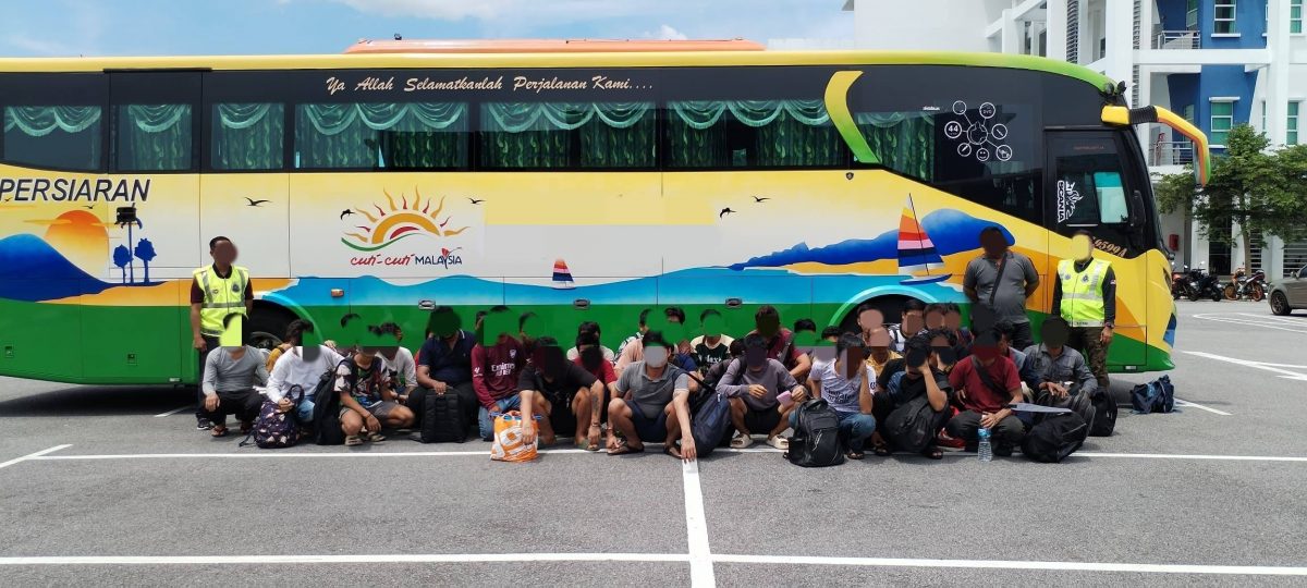 东(已签):普通行动部队今晨在兰斗班让拦下一辆旅游巴士，共逮捕36名非法移民。