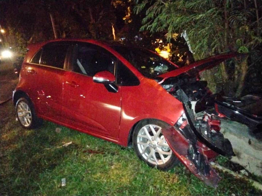 东(已签)母亲在浴室摔倒后昏迷,马来兄弟紧急开车送院,未料途中失控撞树,酿成1死2伤。