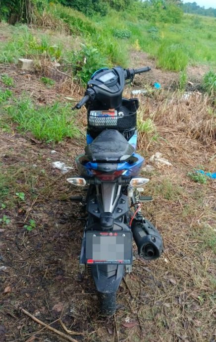 东(已签):民众今早在万捷县日拉瓦区一处稻田中发现一具男尸。