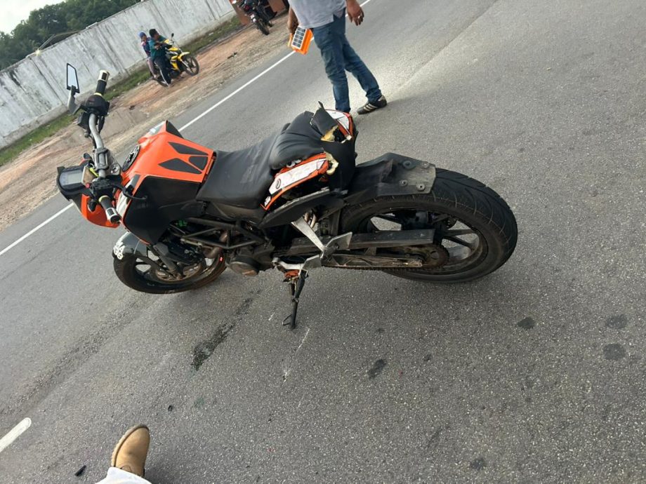 东:轿车与摩托车在路口发生碰撞意外，骑士不幸丧命。